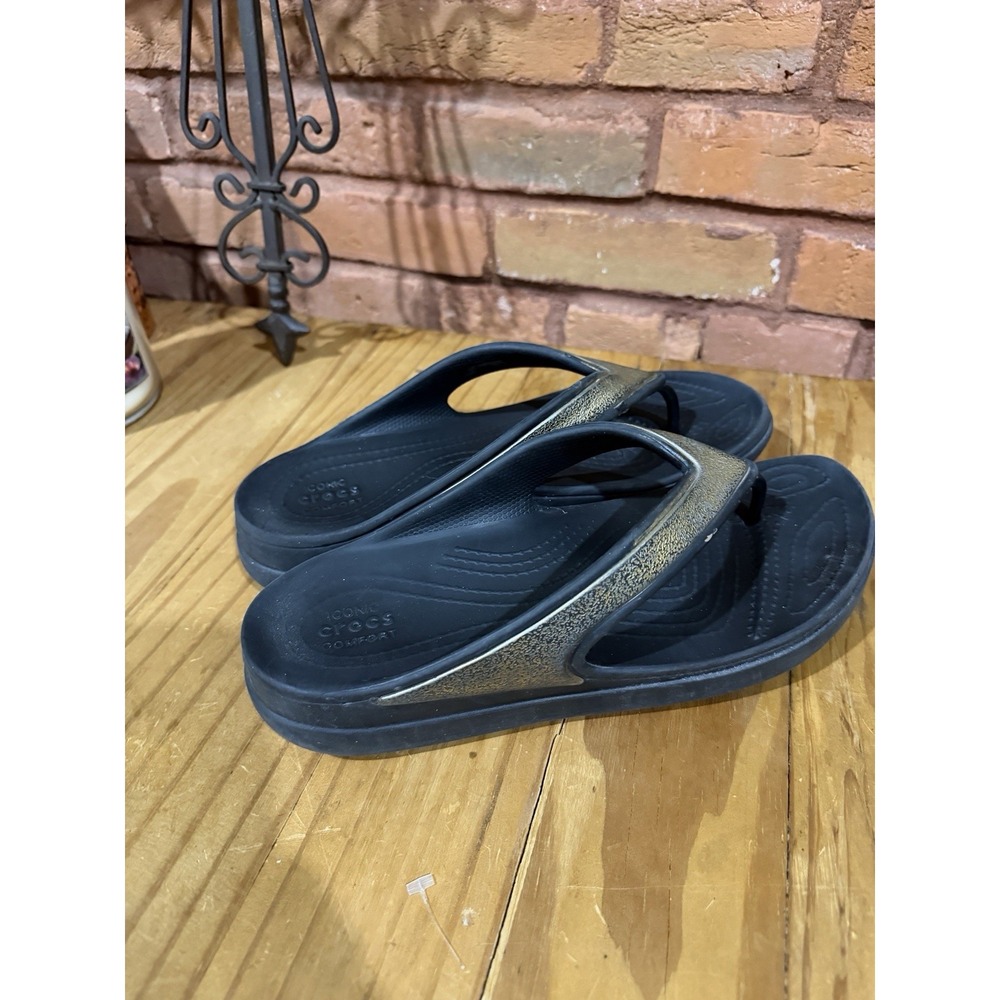 Women's 10 M Crocs Sloane Shine Wedge Sandals Thick Black Gold Flip Flops Thongs - Picture 3 of 6